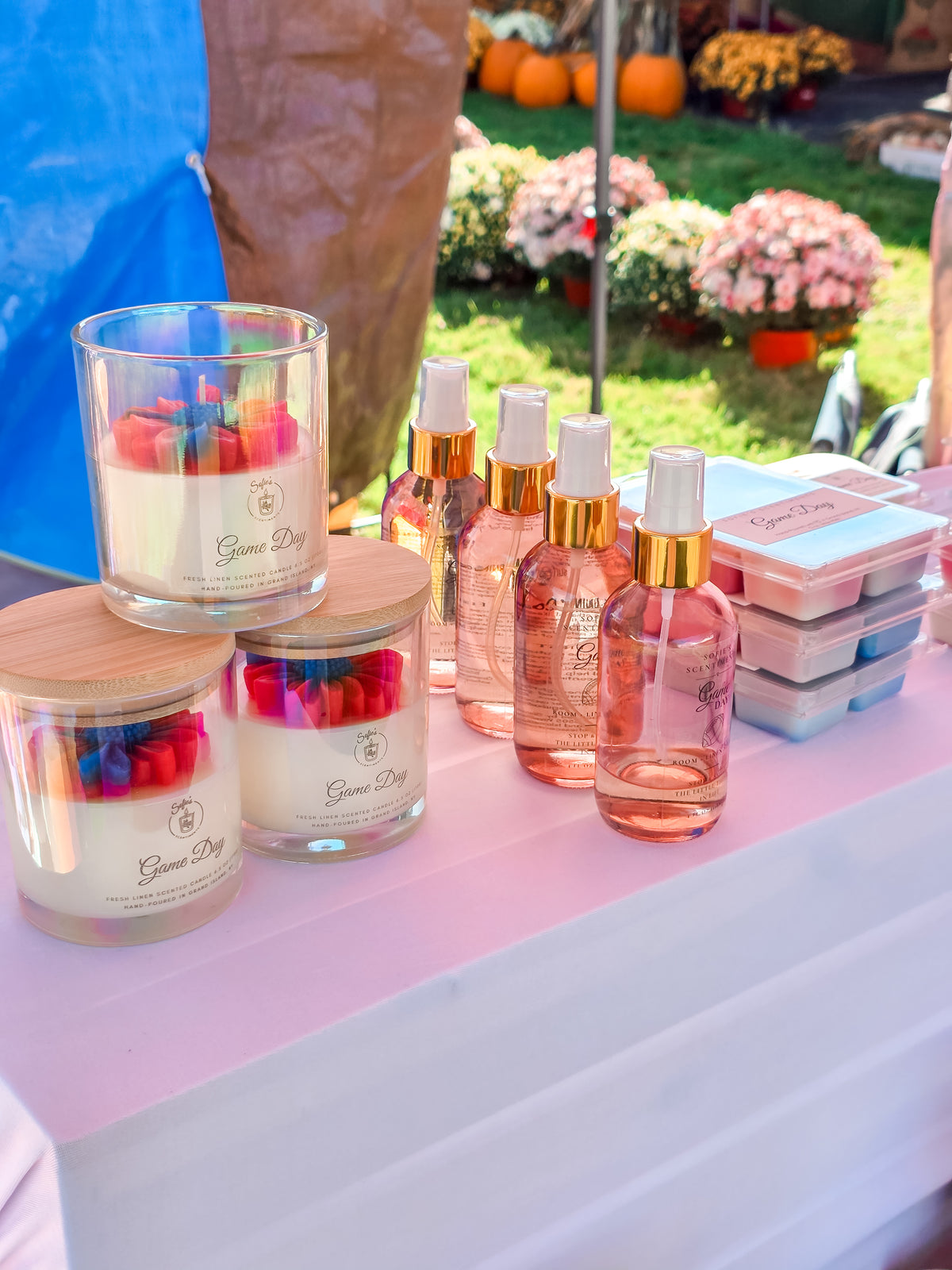 Game Day – Fresh Cotton & Clean Linen Candle (6.5oz, Red & Blue Daisy, Iridescent Jar)